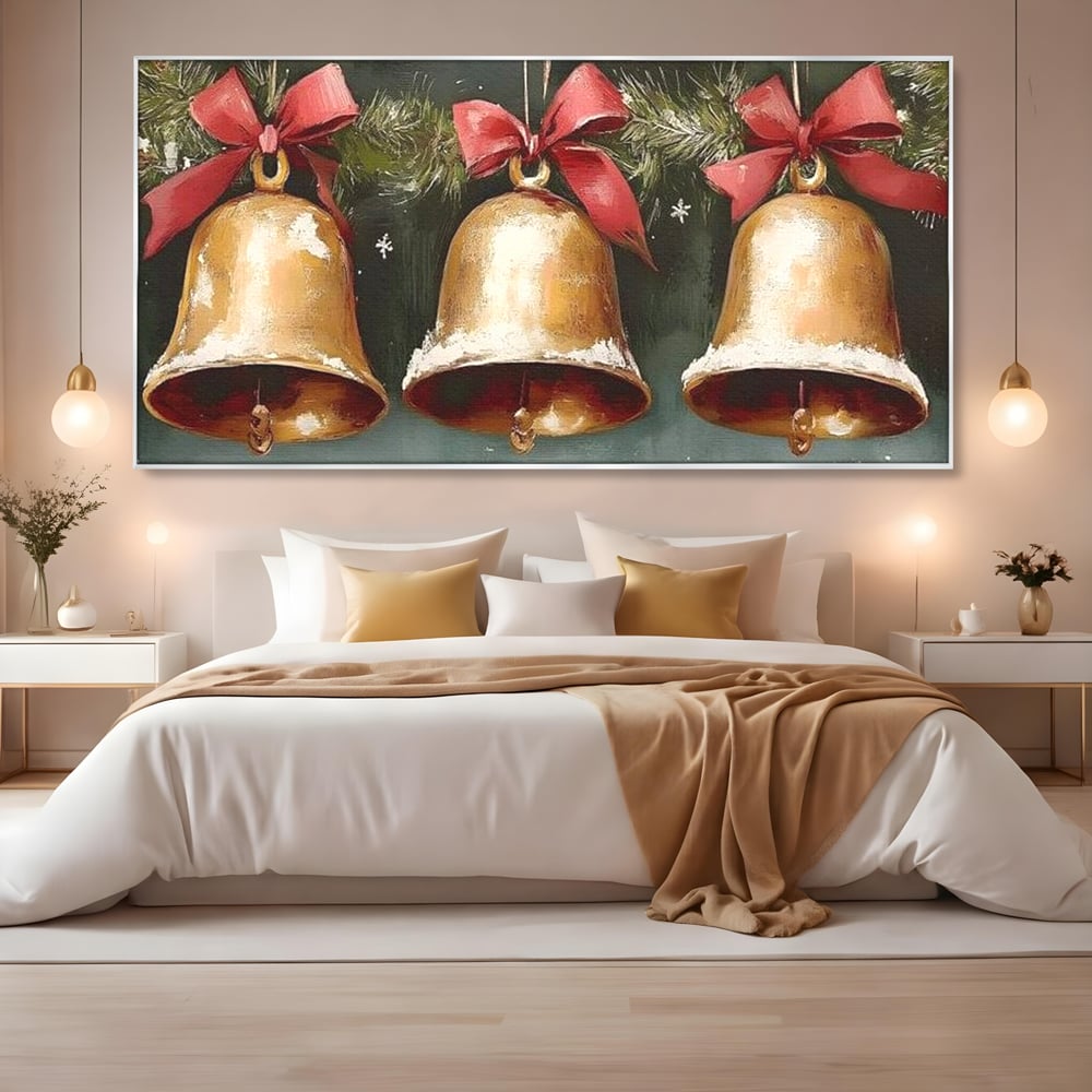 Tablou canvas cu pictura cu clopote aurii de craciun, in rama de aluminiu argintiu, pe perete intr-un dormitor